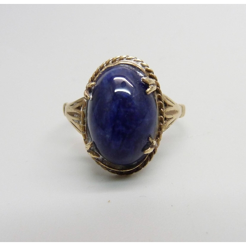 987 - A 9ct gold and blue cabochon stone set ring, 3.2g, Q