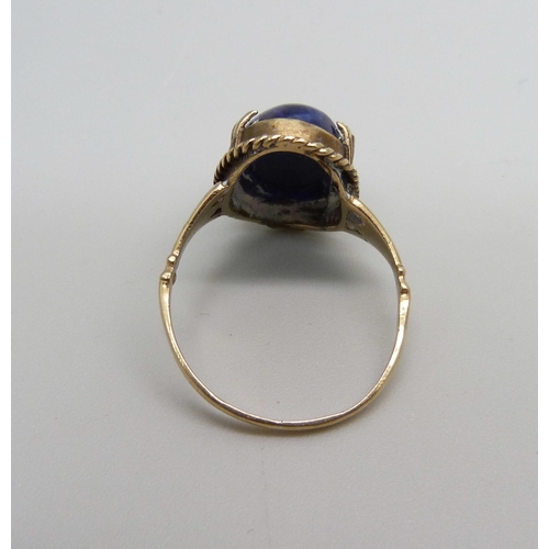 987 - A 9ct gold and blue cabochon stone set ring, 3.2g, Q