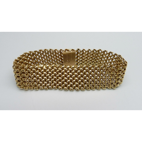 995 - A 9ct gold mesh style bracelet, 33.3g