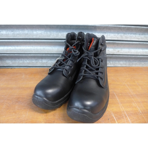 2341 - A pair of size UK 11 V12 Footwear safety boots