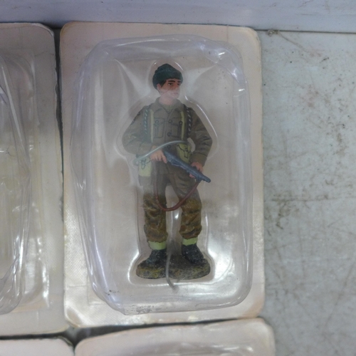 2075 - 23 metal British Commando model soldiers and a Luke Skywalker model figure