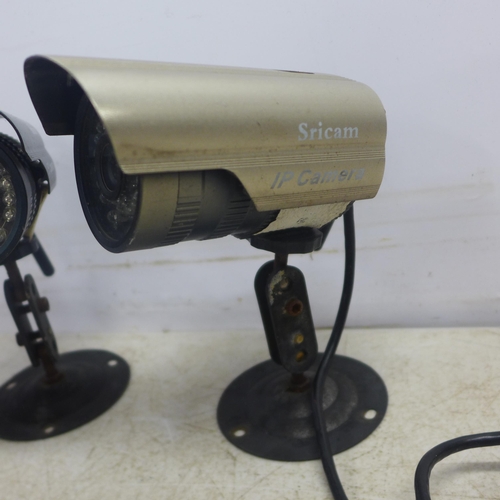2076 - 4 SRI-CAM IP security cameras with cables and installation CD
