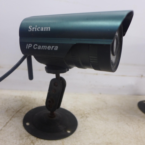 2076 - 4 SRI-CAM IP security cameras with cables and installation CD