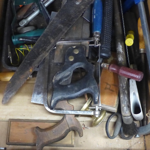 2080 - A large quantity of assorted hand tools