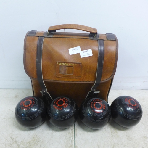 2087 - A set of 4 Almark Clubmaster medium size 1 lawn bowls in a leather case