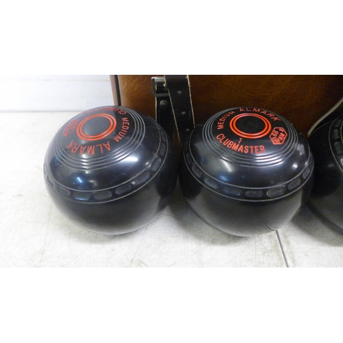 2087 - A set of 4 Almark Clubmaster medium size 1 lawn bowls in a leather case