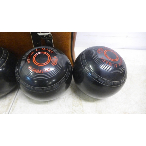 2087 - A set of 4 Almark Clubmaster medium size 1 lawn bowls in a leather case