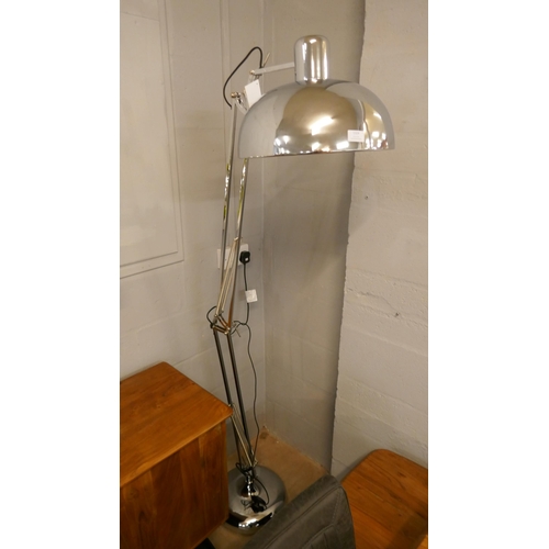 1324 - A chrome flooring standing anglepoise lamp
