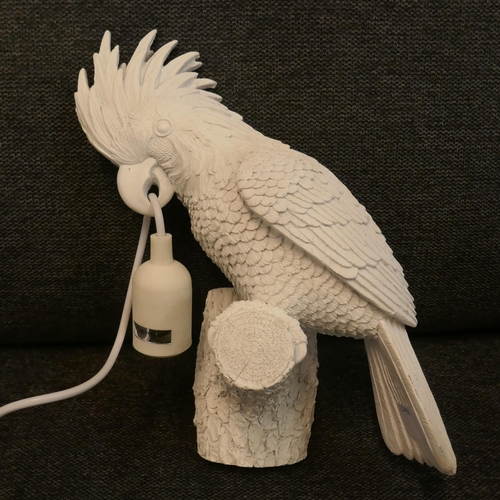1354 - A wall light in the form of a parrot