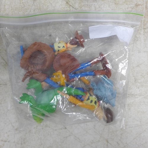 2096 - 8 collectable Toy Story items including Buzz Lightyear and Woody figurines