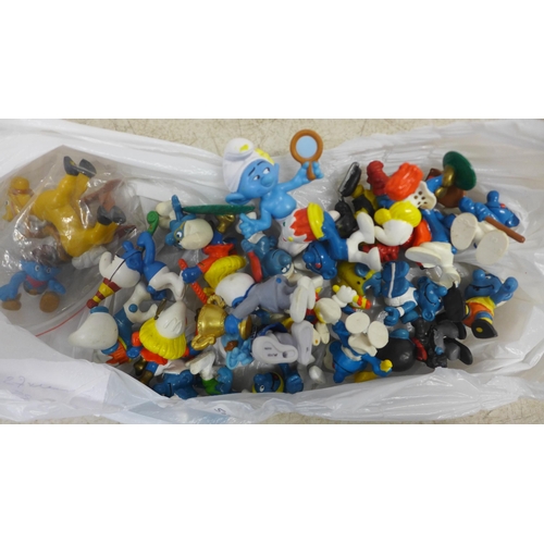 2099 - 25 Smurf toys/collectable items