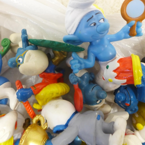 2099 - 25 Smurf toys/collectable items