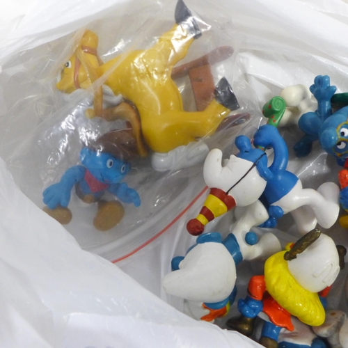 2099 - 25 Smurf toys/collectable items