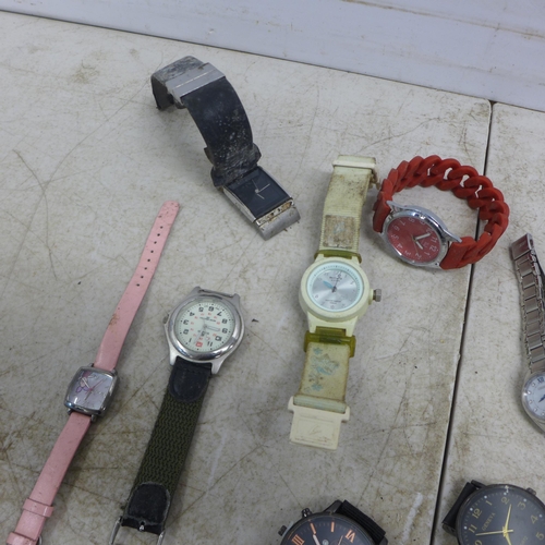 2122 - A bag of various wristwatches