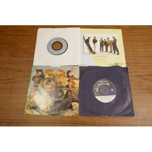 2156 - A box of approx 300 singles, including a mix of rock and pop including The Beatles and Pink Floyd, e... 