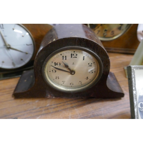 2163 - A quantity of assorted mantle clocks