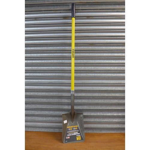 2236 - A Roughneck long handled shovel and Draper mini round point shovel