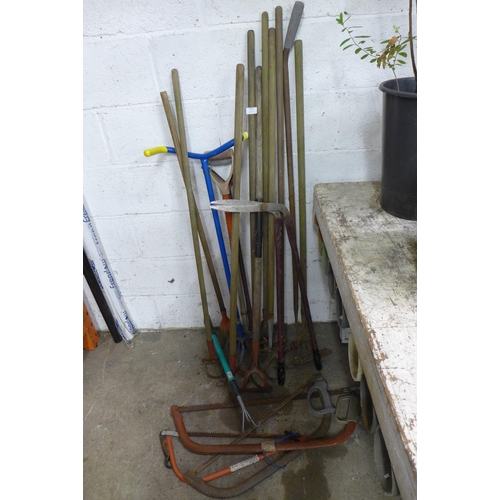 2253 - A quantity of garden tools including rakes, hoes, cultivators, shears, saws, etc.