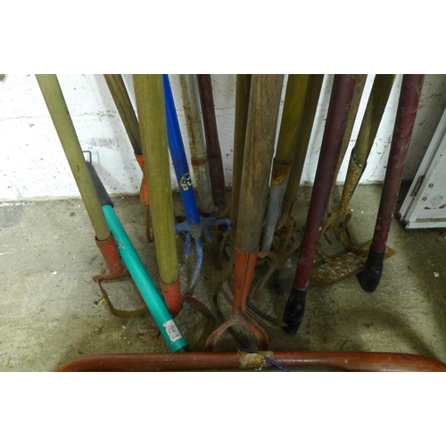 2253 - A quantity of garden tools including rakes, hoes, cultivators, shears, saws, etc.