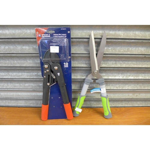 2257 - A Spear and Jackson ratchet mini lopper and a set of Silverline 500mm hedge shears