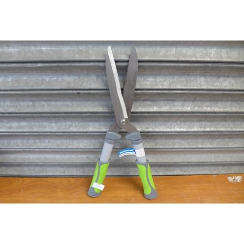 2257 - A Spear and Jackson ratchet mini lopper and a set of Silverline 500mm hedge shears