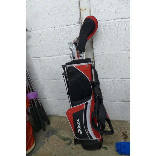 2271 - 2 sets of childrens/junior golf clubs with bags including Slazenger Ikon and Dunlop DDH and a quanti... 