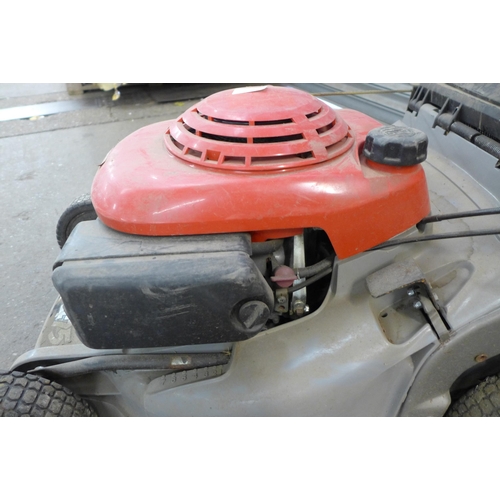 2272 - A Honda HRB475 petrol driven lawn mower with collector bag