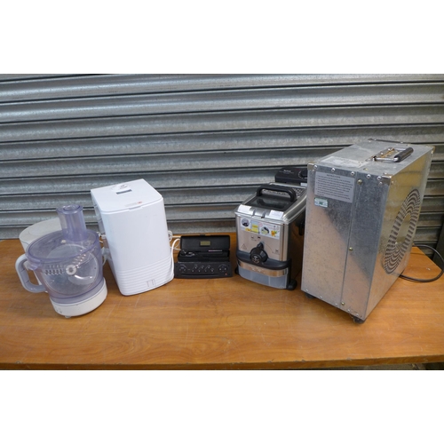 2322 - A quantity of electronic items including an Elechomes cool and warm mist ultra sonic humidifier, a T... 