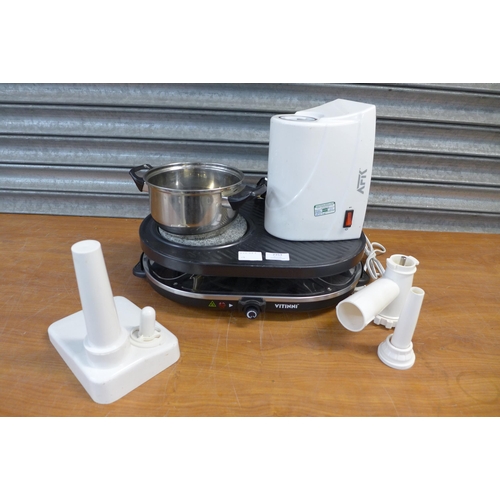 2353 - A Vittini hot plate grill and an APK model 0289A electronic mincer