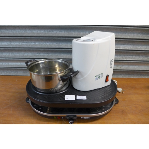 2353 - A Vittini hot plate grill and an APK model 0289A electronic mincer