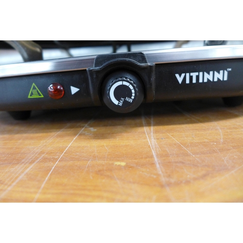 2353 - A Vittini hot plate grill and an APK model 0289A electronic mincer