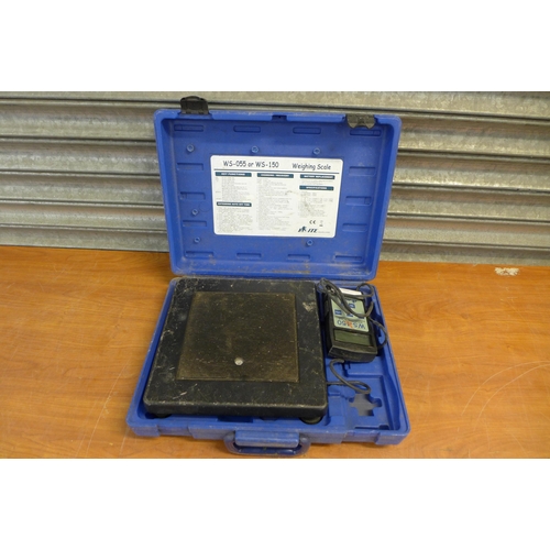 2379 - A WS-150 digital weighing scale with case