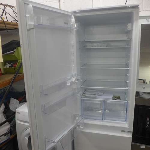 2182 - A Zanussi ZNLN18FS1 integrated 60/40 tower fridge freezer