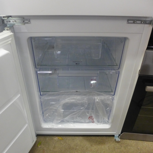 2182 - A Zanussi ZNLN18FS1 integrated 60/40 tower fridge freezer