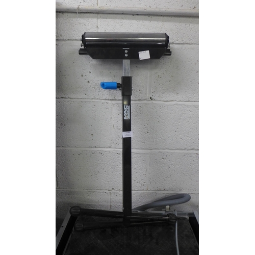 2186 - A Mac Allister adjustable roller stand