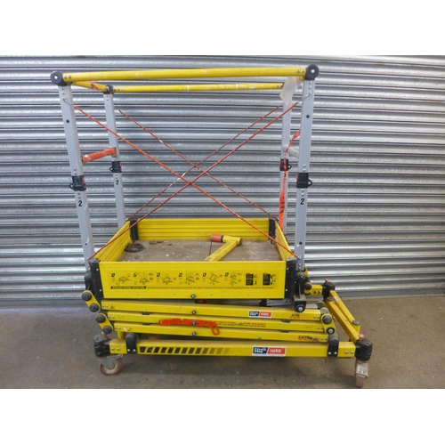 2194 - A Go Razor self erecting 2m work platform tower