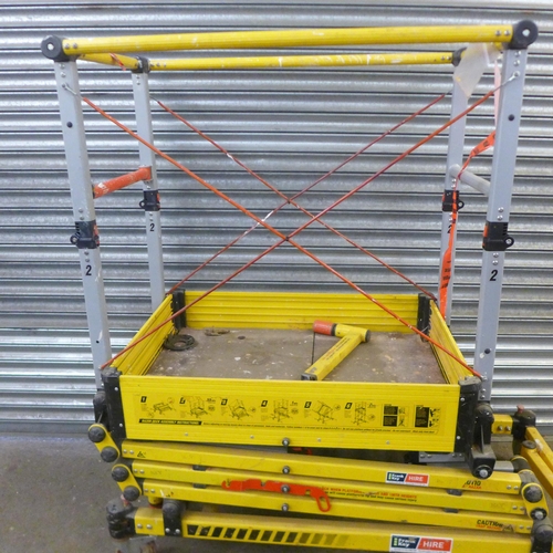 2194 - A Go Razor self erecting 2m work platform tower