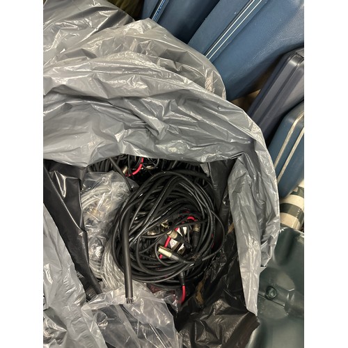 2415 - 50m of 8-core signal cable, 20+ audio connection cables (guitar, mic, etc.), signal transmitter and ... 