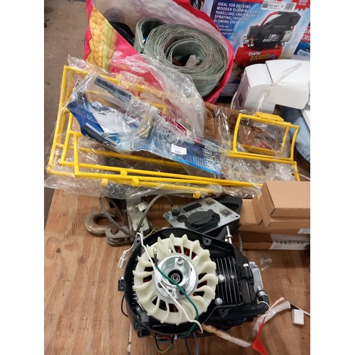 2401 - A quantity of ratchet straps, a hydraulic trolley jack and a hand winch power puller