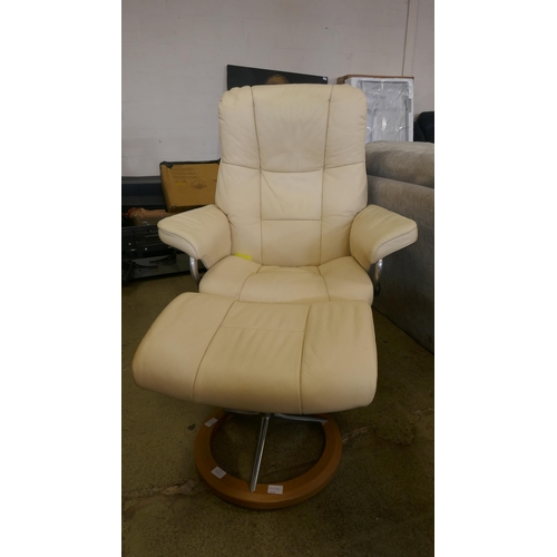 1522 - A Stressless leather recliner chair and footstool