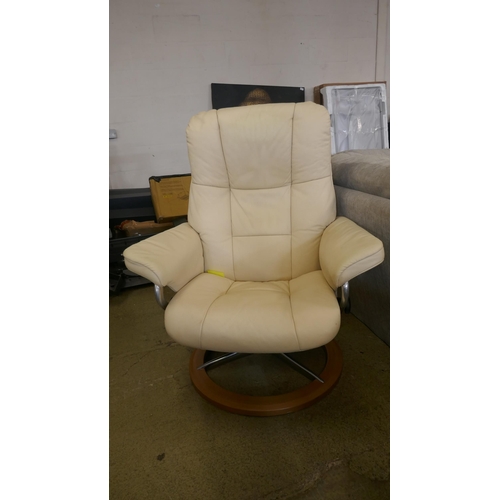 1522 - A Stressless leather recliner chair and footstool