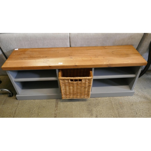 1524 - A painted pine hall bench