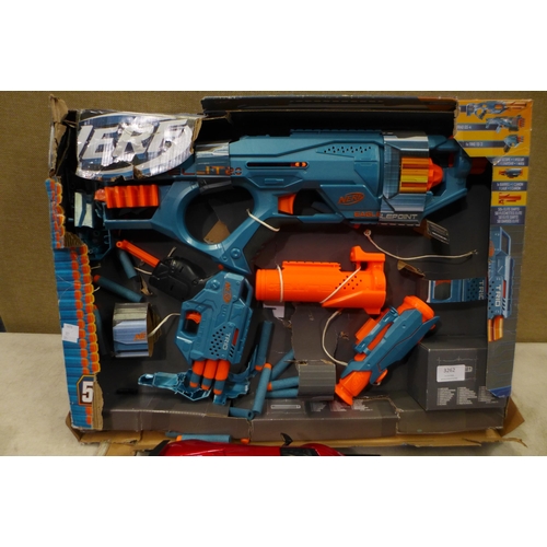 3157 - Maisto 1:18 Car and Nerf Elite Blaster Pack  (327-191,374 )  * This lot is subject to VAT