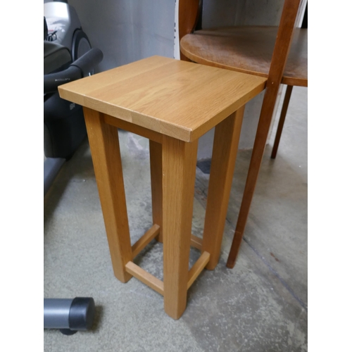 1604 - A mahogany side table and an oak lamp table