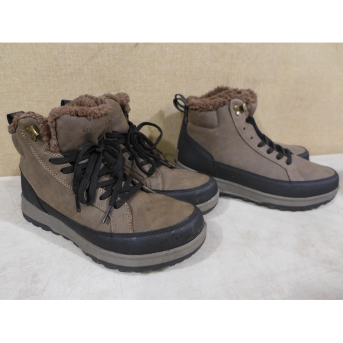 3190 - 2 pairs of Log Jam brown walking boots - size UK 9  *This lot is subject to VAT