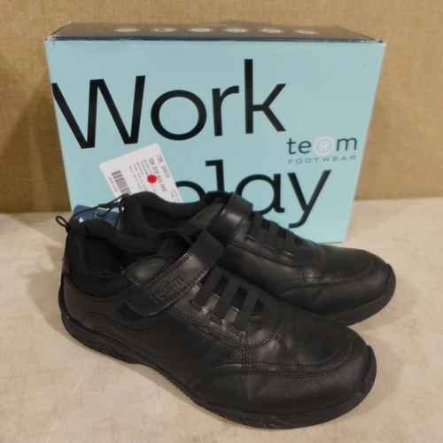 3193 - Pair of Term black school shoes - size UK 5 and a pair of Term navy wellies - size UK 13/1  *This lo... 