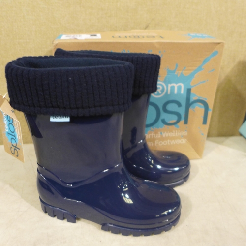 3193 - Pair of Term black school shoes - size UK 5 and a pair of Term navy wellies - size UK 13/1  *This lo... 