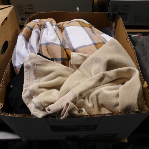 3243 - Box of mixed sized/style ladies clothing  *This lot is subject to VAT