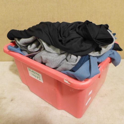 3264 - Box of mixed sized/style mens branded clothing  *This lot is subject to VAT