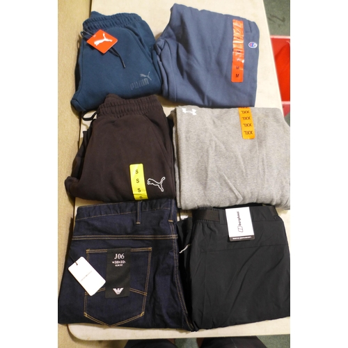 3264 - Box of mixed sized/style mens branded clothing  *This lot is subject to VAT